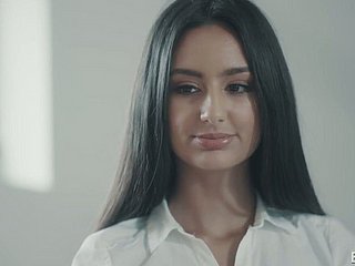secrétaire aux cheveux longs X-rated Eliza Ibarra chevauche la chronologize ferme sur le dessus