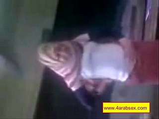 Marokkanische Schlampe mit schwarzen Haaren bot ihre Muschi zu einem arabischen Kerl, der sie ein l mag