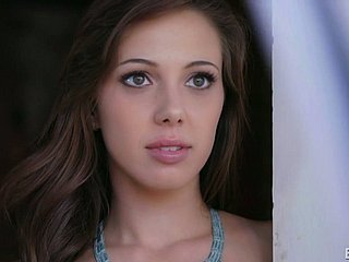 اثنين مذهلة أفراخ بيضاء على متعة الأريكة كل شهوانية الآخرين