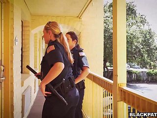 İki polis kadınlar tek yakışıklı tutuklandı ahbap sikikleri ve onun meni yemek