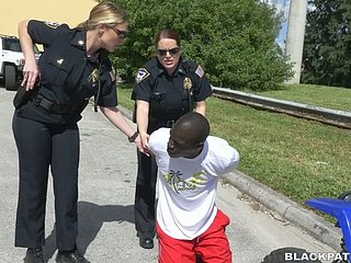 Seks düşkünü polis kadın bir BBC tutuklandı lanet ve ona pussies yalamak yapmak