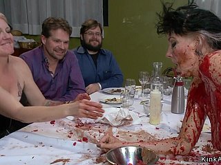 Slave wird surrounding der Öffentlichkeit Suppe natürlich zerstoßen