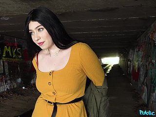 Bolas profundas fodendo com curvilínea morena Amilia Onyx e um estranho