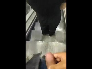 Cumsharking Denunciatory cum Dziewczyna w supermarkecie Schody ruchome