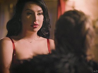 Getatoeëerde super bootylicious Chanel Santini biedt shemale met BJ
