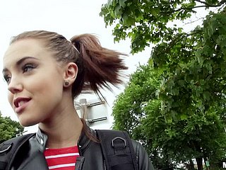Seksi Pigtailed genç kız POV Hawkshaw ve patlama emmek