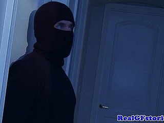 Casalinga assfucked da un ladro di mezzanotte