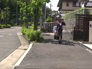 Asian shemale szybko staje się nagi, aby odsłonić jej hipnotyzujące kurek