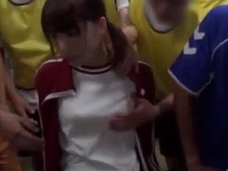 アジアのティーンは続行Gangbanged
