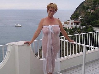 mogli nude in vacanza, così diversi ma tutti sexy