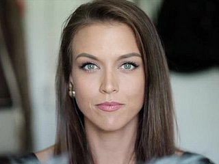 Jak emocje pięknej zmian dziewczyna podczas orgazmu