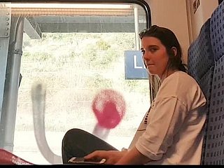 لڑکی ان کے ناک اور کھانے boogers اٹھا