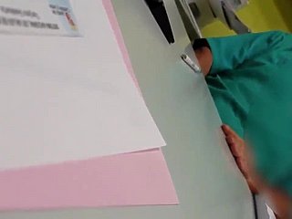 Bir doktor hastanın önünde mastürbasyon