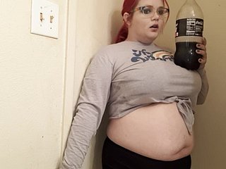 سرخ بالوں والی BBW پینے سوڈا