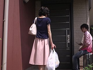Ältere Rumi Mochizuki weiß, wie man einen harten Schwanz zu handhaben