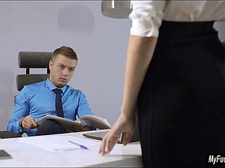 secrétaire sexy Sheri Vi séduit son patron et lui baise