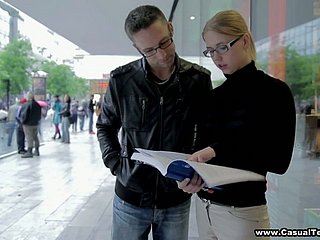 Shy student in glazen Veronika wordt geneukt en jizzed