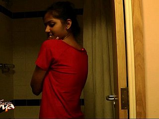 Hot Sexy Indian Amatir Babe Divya Di Mandi