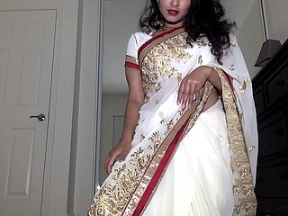 Dessi Dhabi in Saree nackt und spielt mit haariger Muschi