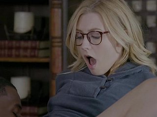 أليكسا غريس هي كتكوت مع النظارات في حاجة إلى شاغ المتشددين