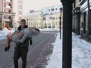 Sexy Russian Chick Tori Fox est déshabillé et baisée bien