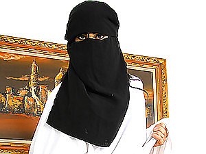 غیر ملکی بیب آخر ہو جاتا ہے اور پھر ایک کپ سے گرم سہ پیتا ہے