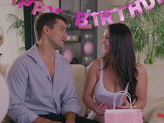 Wunderschöne Angela White behandelt einen Kerl ihrem kurvigen Körper