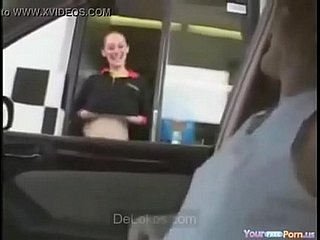 Enseñando Las Tetas En McDonalds Masting - Delokos.com
