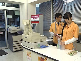 Supermarket adalah tempat yang bagus untuk mereka mempunyai sesi lesbian!