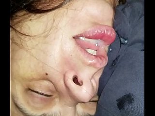 Dando-lhe um bocado enquanto ela é p. d.