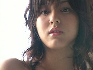 Kuszące japońskie babe Yumi Sugimoto pozuje na plaży pokazując jej chudy ciała