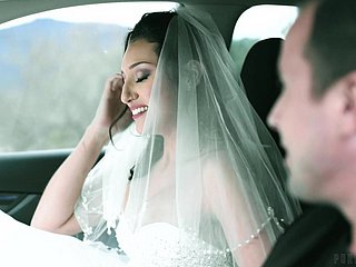 Sexy Bride Bella Rolland est en train de tromper le marié avec son meilleur ami