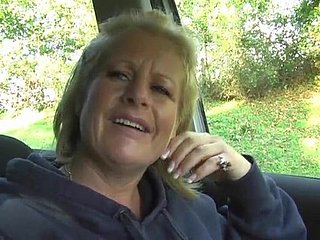 Naughty maduro Robyn Ryder extiende sus piernas en el auto para jugar