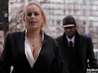 Chubby con grandes tetas empapadas en Massive Dick Hardcore en porno interracial