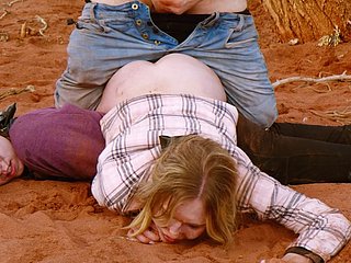 Milf fica sujo anal no sujo enquanto a menina de Cuck atende