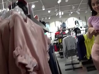 الجنس الثلاثي الجنس في المركز التجاري