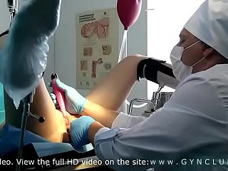 لڑکی نے ایک نسائی ماہر کے طوفان orgasm کے لئے کی جانچ پڑتال کی