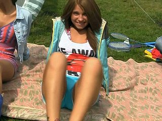 Rosyjska grupa studentów ma zabawę - otwarte powietrze
