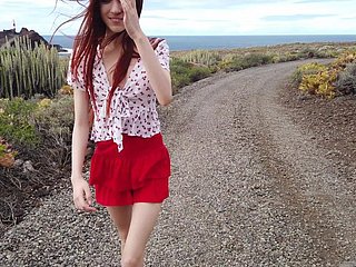 Lewd Red Haired Babe Sherice는 뻗어있는 음부 Labia와 Big Clit을 가지고 노는 것입니다.