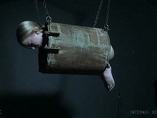 Blonde Teen Slut Alice похитила и злоупотреблял в подземелье