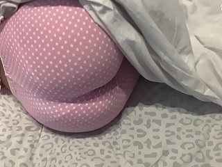 엄마의 남자 친구가 내 처녀 엉덩이에 나를 엿 먹었습니다. feralberry.