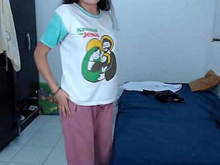 Mi Hermanita Se Pone Muy Caliente Cuando Se Cambia de Ropa  - 艾拉Es Virgen