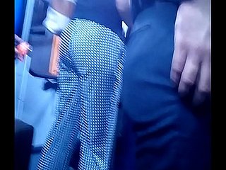 Culito en el otobüs del aeropuerto