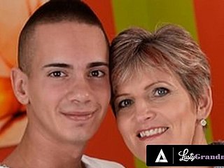 Stepgrannyは、ASAPの古典的なプッシーで大きなペニスを望んでいます