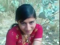 chica tímida india hermosa que muestra las tetas y el coño lindo miel