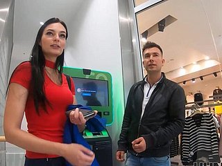 Человек хочет денег и не работает, поэтому он заставляет свою подругу быть горбатым