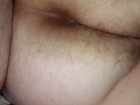 colpo nascosto del suo buco del culo peloso e benumbed figa pelosa