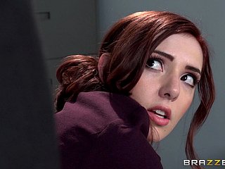 オフィスで巨大なペニスハードコアに乗っている赤毛の人形