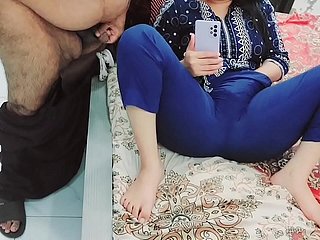 Meu padrasto me pegou assistindo pornô hardly ever celular e me puniu como uma puta com áudio hindi