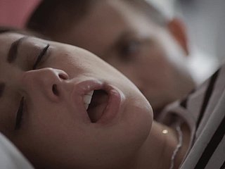 نوعمر brunette اپنے سوتیلی بھائی کے ساتھ اسی بستر پر لیٹ گئی اور اس پر افسوس نہیں ہوا